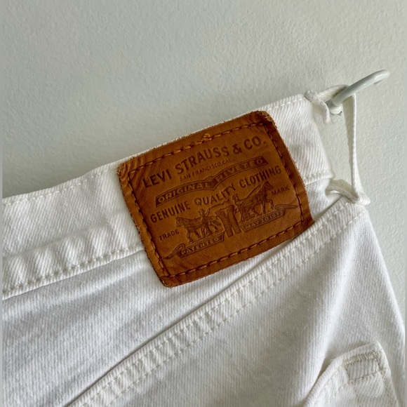 White Levi’s Ribcage Jean - Picture 3 of 4